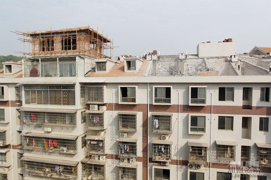 住戶屋頂防水補漏闖三關，原因竟是小區違章搭建堵通道