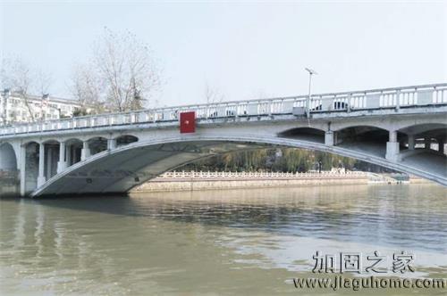 經(jīng)過(guò)多次維修加固的徐凝門(mén)橋“退役”，功成身退