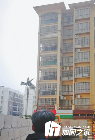 廣西某小區住宅房屋開裂，業主連夜撤離！