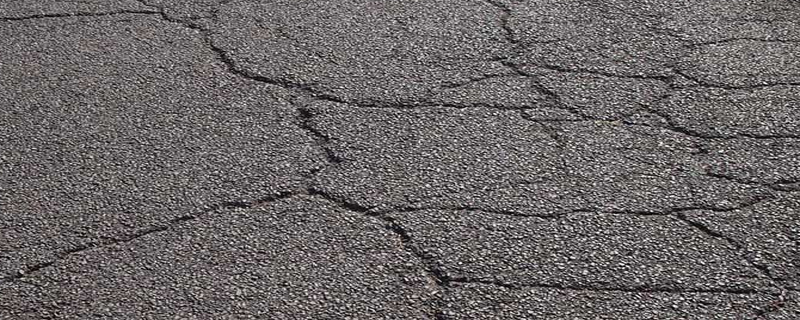 哪些原因導致道路出現(xiàn)裂縫?