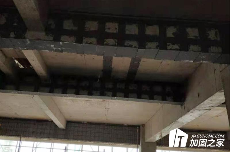 采用粘鋼加固，做好加固工程
