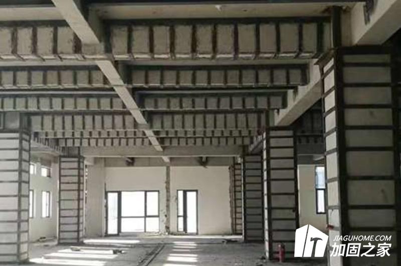 在建筑加固施工時，如何保證全程安全施工?